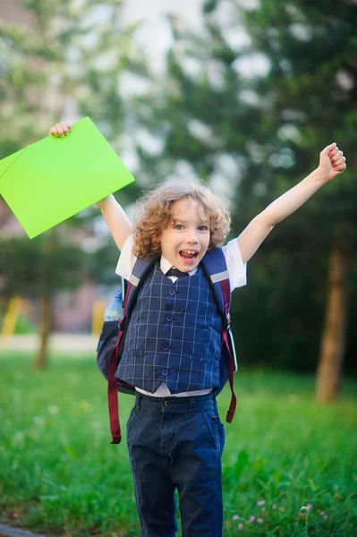 Liten skolpojke jublar. — Stockfoto