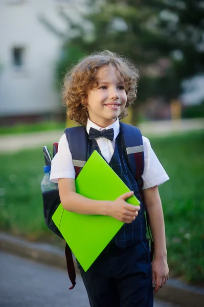 Elégant élève de première année aux cheveux blonds dans la cour de l'école . — Photo