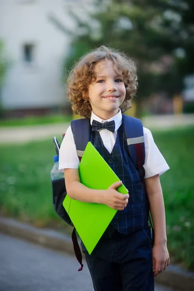 Elegant ljushårig första-grader på skolgården. — Stockfoto