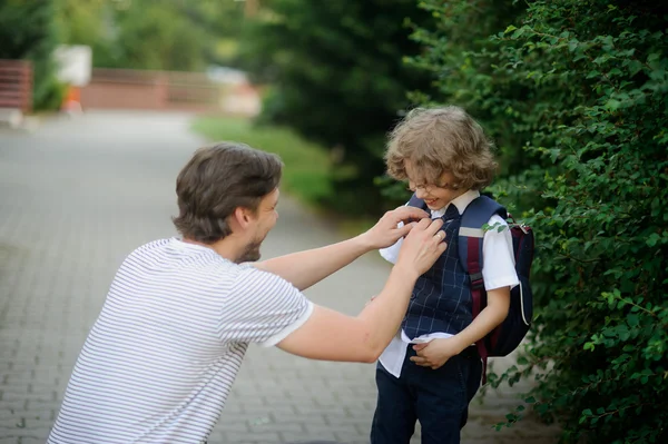 El padre acompaña a su hijo a la escuela. . —  Fotos de Stock