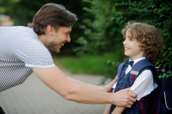 Fadern ser sin son första-grader på skolan. — Stockfoto