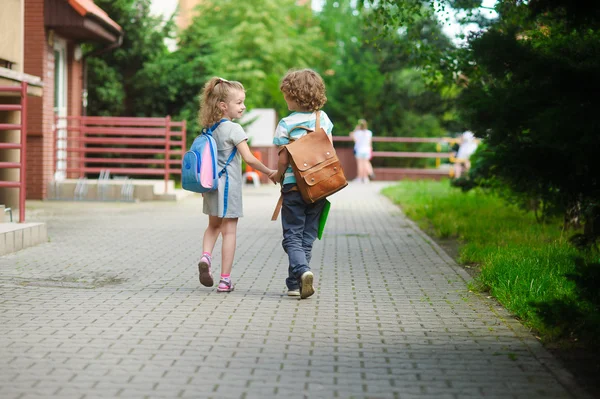 Junge Studenten, Jungen und Mädchen, die zur Schule gehen — Stockfoto