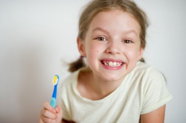 Dişlerini fırçalıyor pigtails ile kız.