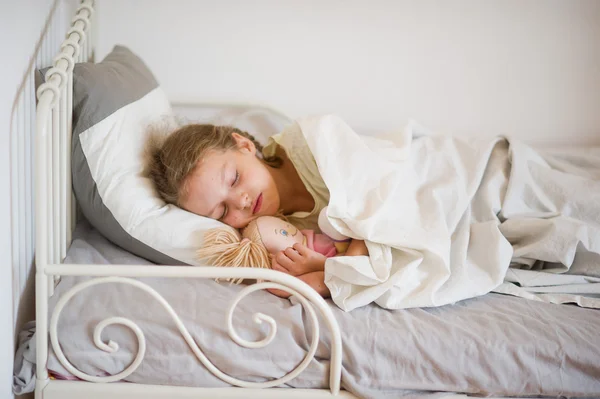 Lief klein meisje slaapt in haar bed. — Stockfoto