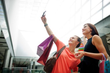 Selfie alışveriş merkezinde iki sevimli kız arkadaşım olun.