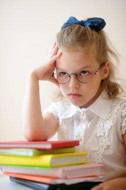 Sevimli küçük kız öğrenci düşündü.
