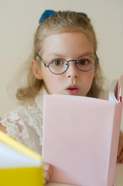 Schöne kleine Studentin liest. — Stockfoto