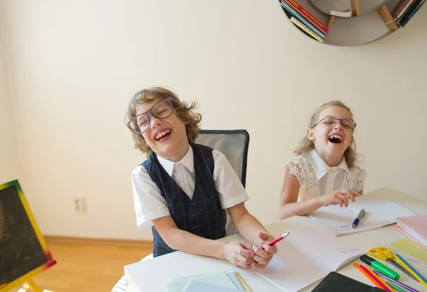 Les disciples d'une école élémentaire, garçons et filles, sont assis au même bureau . — Photo