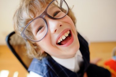 Komik küçük öğrenci.