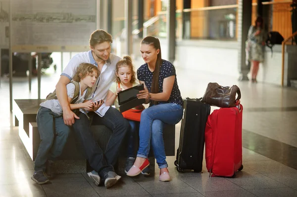 Parents with two children at the railway station. — Stock Photo, Image