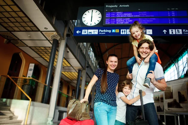 Jeune couple avec deux enfants à la gare . — Photo