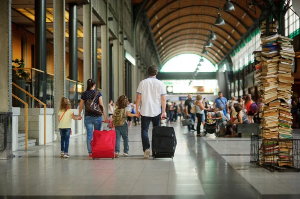 Young parents with two children at the station. — Φωτογραφία Αρχείου