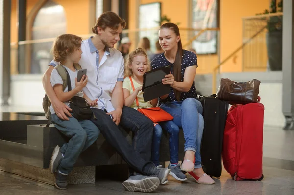 Föräldrar med två barn på järnvägsstationen. Stockfoto