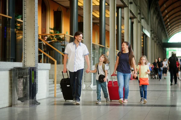 Young family with two children at train station. — Φωτογραφία Αρχείου