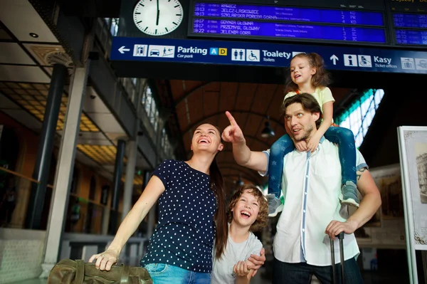 Homem e mulher com dois filhos na sala de espera da estação . — Fotografia de Stock