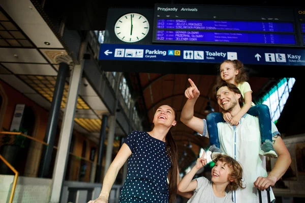 Веселая молодая семья на вокзале . — стоковое фото