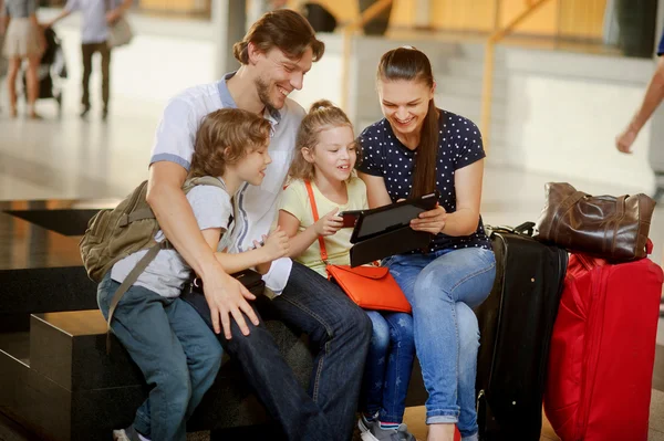 Parents avec deux enfants à la gare . — Photo