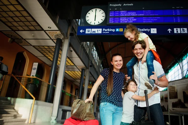 Joven familia alegre en la estación de tren . — Foto de Stock