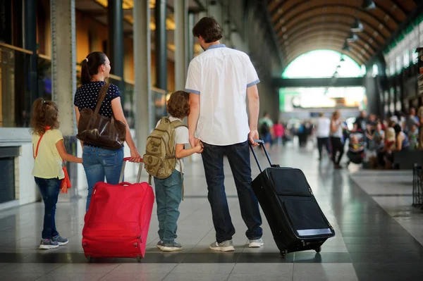 Jovens pais com dois filhos na estação . — Fotografia de Stock