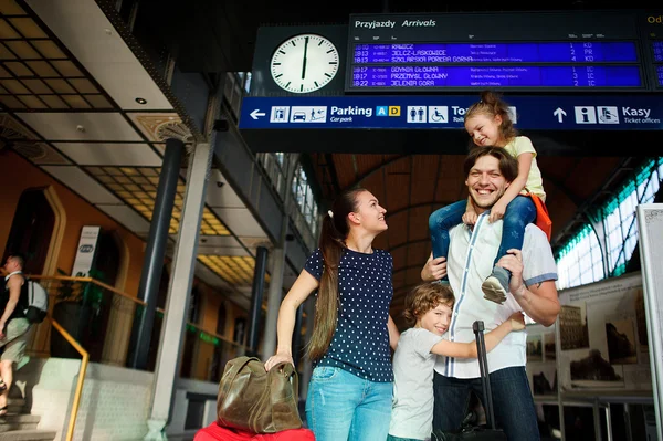 Coppia giovane con due figli alla stazione ferroviaria . — Foto Stock