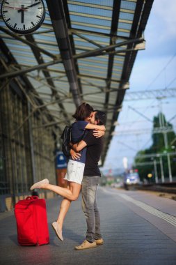 Saat altında platformda Loving çift züpalım.