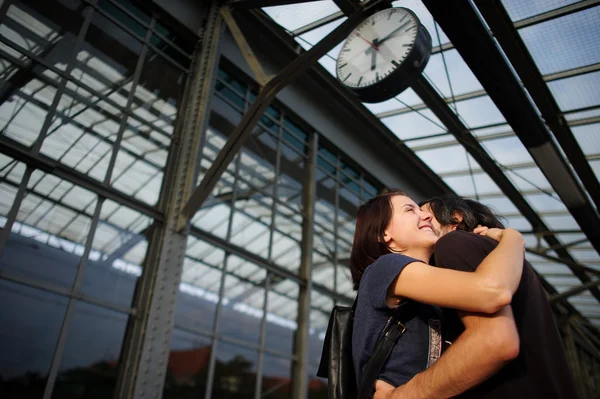 Loving couple met or parted on the platform under the clock. — Stock Photo, Image