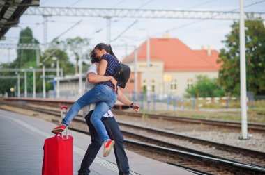 Boş platformda neşeli toplantı.
