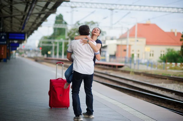 Op het lege platform vreugdevolle Meeting. — Stockfoto