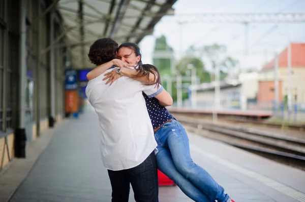 Vrolijke ontmoeting op het treinstation. — Stockfoto