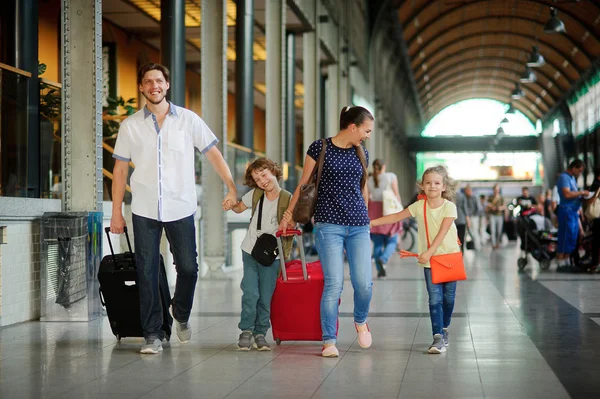 Young family with two children at train station. — Stockfoto