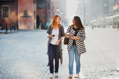 İki sevimli kız eski Avrupa şehrinin boş bir sabah sokaklarında gitmek.