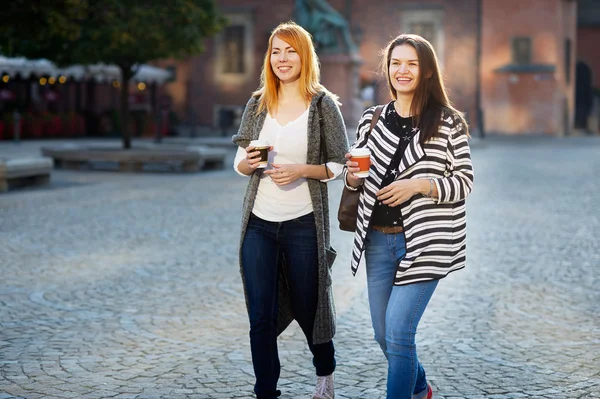 Twee schattige vriendinnen gaan op een lege ochtend straten van de oude Europese stad. — Stockfoto