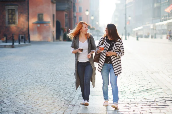İki sevimli kız eski Avrupa şehrinin boş bir sabah sokaklarında gitmek. — Stok fotoğraf