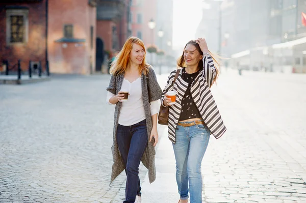 Twee schattige vriendinnen gaan op een lege ochtend straten van de oude Europese stad. — Stockfoto