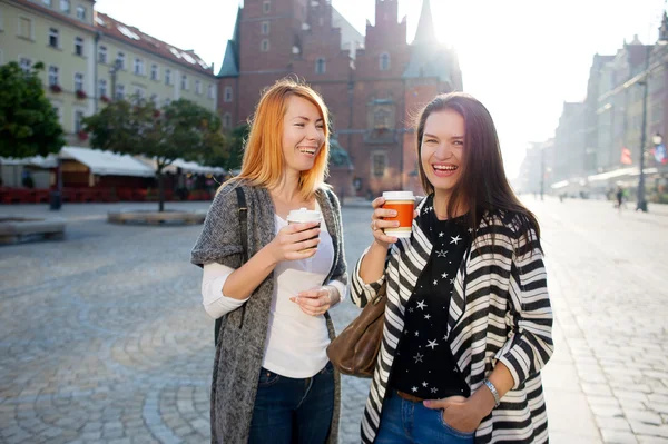 Morgon. Fina unga kvinnor som står på torget i den vackra europeiska staden. — Stockfoto