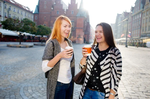 Morgon. Fina unga kvinnor som står på torget i den vackra europeiska staden. — Stockfoto