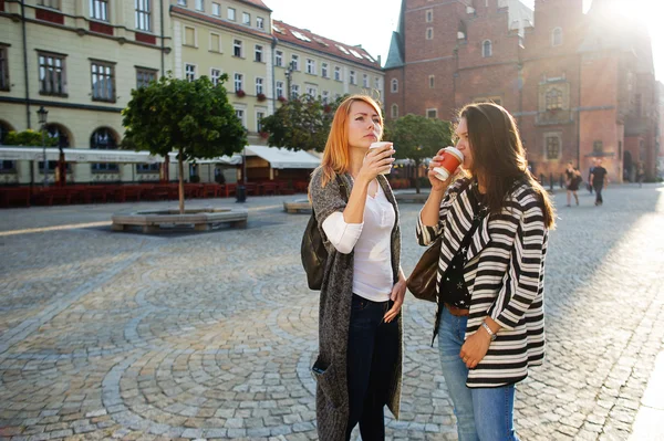 Två söta flickvänner stod i den tomma mysiga torg europeiska staden. — Stockfoto