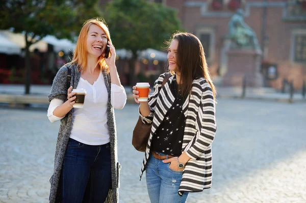 Güzel Avrupa şehrinin meydanında duran sevimli genç kadınlar. — Stok fotoğraf