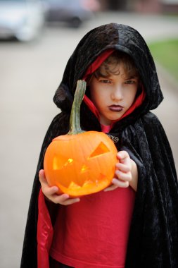 Cadılar Bayramı için bir kostüm giymiş genç okul çağındaki çocuk.