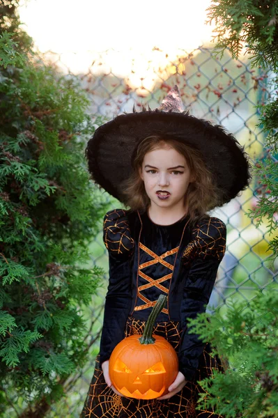 Halloween. Het meisje vertegenwoordigt de boze tovenares. — Stockfoto