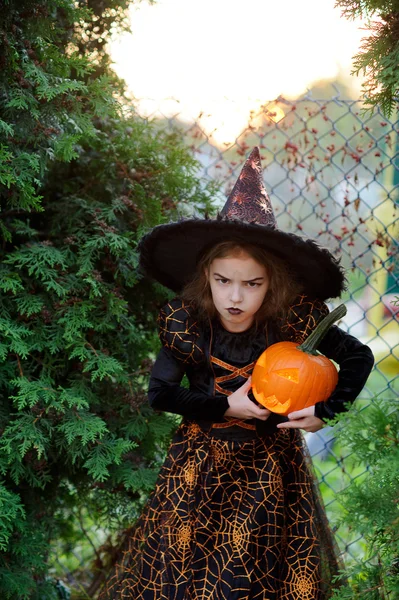 Halloween. das Mädchen von 7-8 Jahren stellt den wütenden Zauberer dar. — Stockfoto