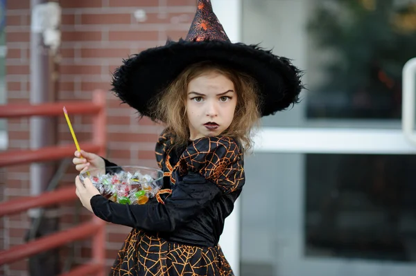 Het meisje is gekleed in een pak van de boze tovenaar. — Stockfoto