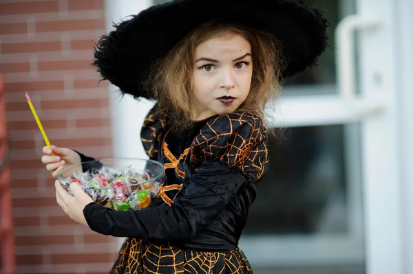 Das Mädchen trägt einen Anzug des wütenden Zauberers. — Stockfoto