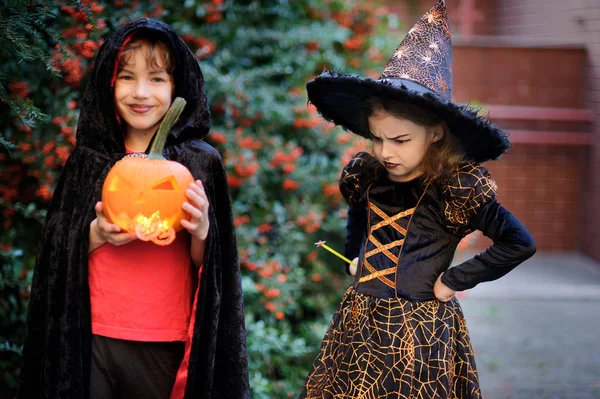 Los niños en edad escolar primaria se visten con disfraces para Halloween . — Foto de Stock