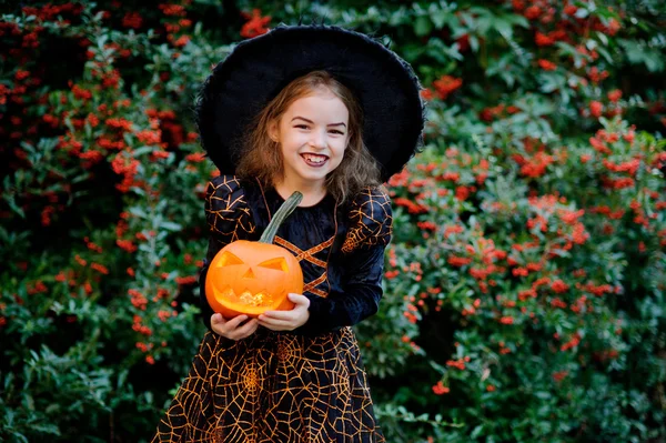 Η μέρα των Αγίων πάντων. Κορίτσι 8-9 χρόνια απεικονίζει τη διαβολική μάγισσα. — Φωτογραφία Αρχείου