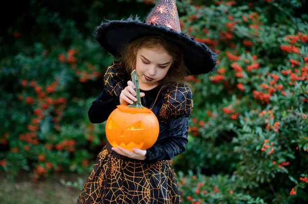 Dzień wszystkich świętych. Dziewczyna 8-9 lat przedstawia złą czarodziejkę. — Zdjęcie stockowe