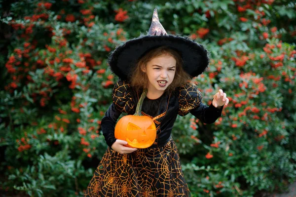 Am Vorabend des Allerheiligentages. Mädchen 8-9 Jahre porträtiert die böse Zauberin. — Stockfoto