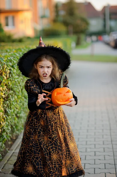 Am Vorabend des Allerheiligentages. Mädchen 8-9 Jahre porträtiert die böse Zauberin. — Stockfoto