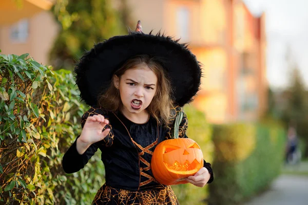 Η παραμονή της μέρας των Αγίων πάντων. Κορίτσι 8-9 χρόνια απεικονίζει την σατανική μάγισσα. — Φωτογραφία Αρχείου