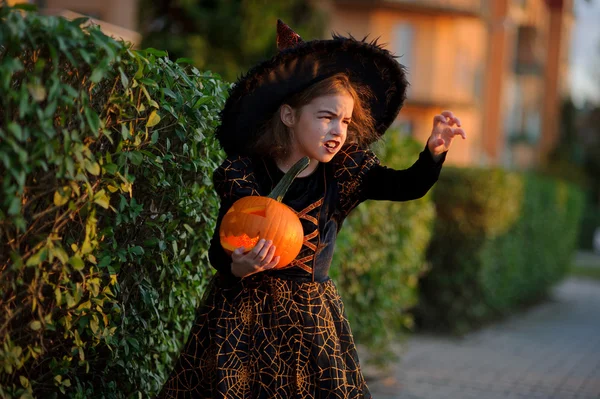 Απόκριες. Το κοριτσάκι απεικονίζει την διαβολική μάγισσα. — Φωτογραφία Αρχείου